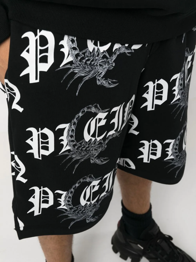 Shop Philipp Plein Scorpion-print Knee-length Shorts In Schwarz