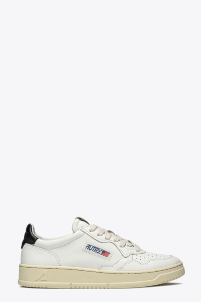 Shop Autry 01 Low Wom Leat Wht/bk White Leather Low Sneaker With Black Back Tab - Medalist In Bianco/nero