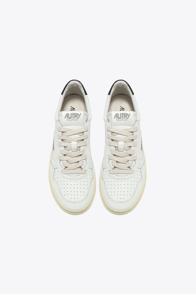 Shop Autry 01 Low Wom Leat Wht/bk White Leather Low Sneaker With Black Back Tab - Medalist In Bianco/nero