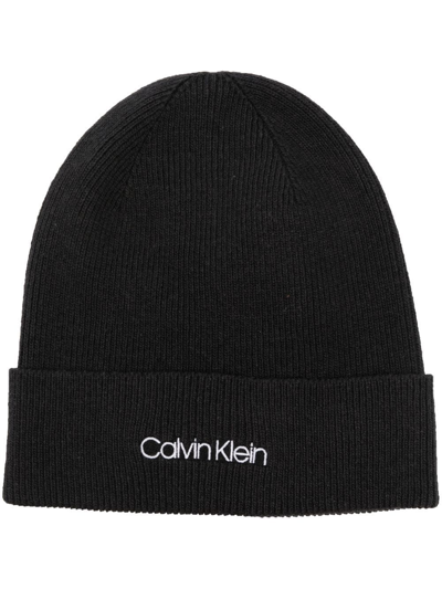 Calvin Klein Logo-embroidered Rib-knit Beanie In Schwarz | ModeSens