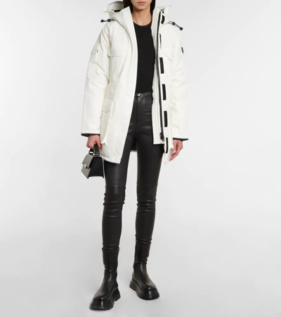 Canada Goose Hooded And Long-sleeved Pie Overcomes In White