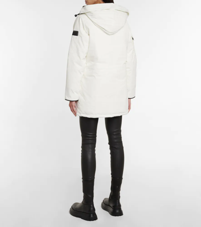 Canada Goose Hooded And Long-sleeved Pie Overcomes In White