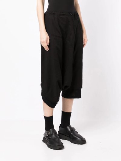 Shop Y's Asymmetric Cropped Trousers In Schwarz