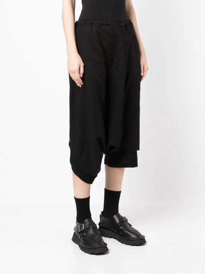 Y's Asymmetric Cropped Trousers In Schwarz