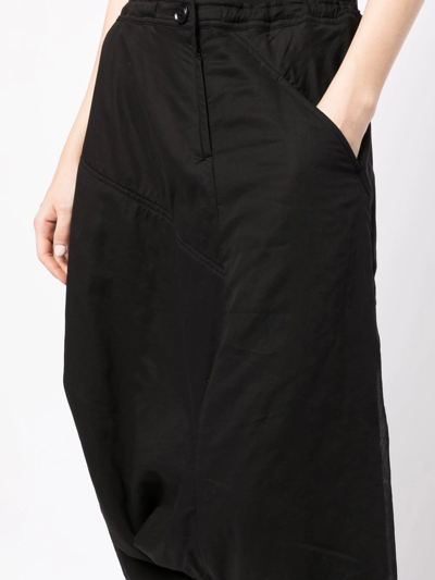 Shop Y's Asymmetric Cropped Trousers In Schwarz