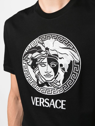 Versace Medusa Print T-shirt In Schwarz