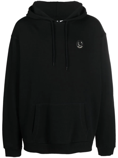 Shop Fred Perry Patch-detail Long-sleeve Hoodie In Schwarz