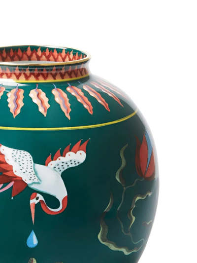 La Doublej Vase In Kugelform Mit Storch-print In Green