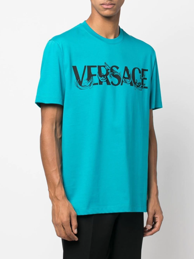 Shop Versace Logo-print T-shirt In Blau