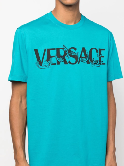 Shop Versace Logo-print T-shirt In Blau