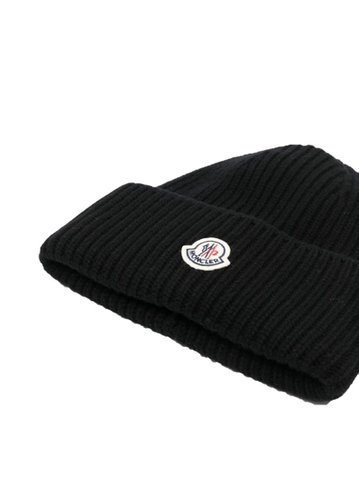 Moncler Ribbed Knit Carded Wool Beanie With Felt Logo Patch In Schwarz