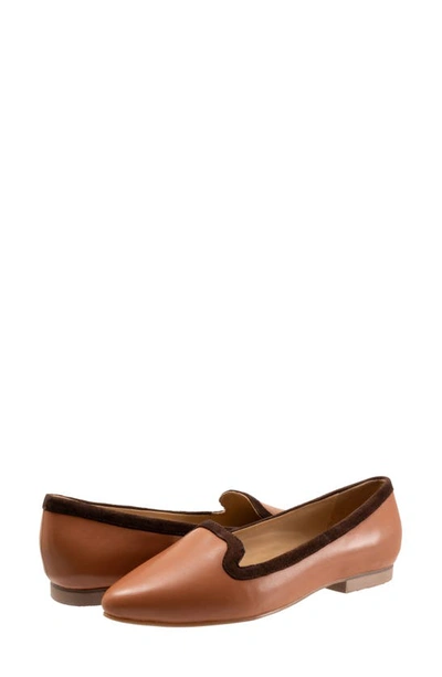 Trotters Hannah Pointed Toe Flat In Luggage