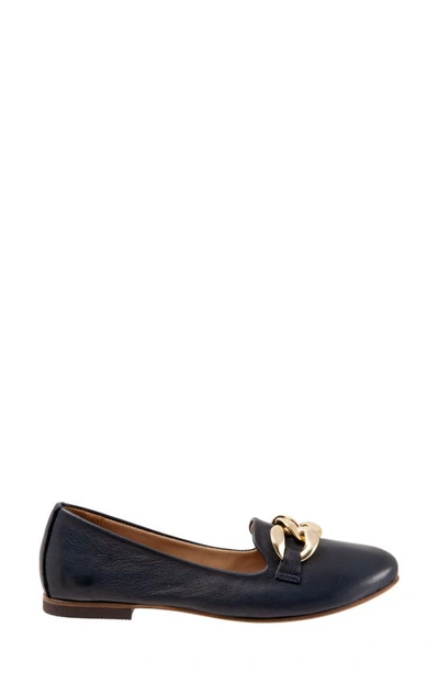 Shop Bueno Chain Flat In Navy