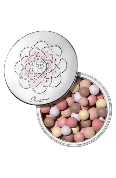 Shop Guerlain Météorites Illuminating Powder Pearls In 04 Golden