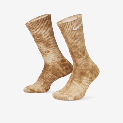 Shop Nike Unisex Everyday Plus Cushioned Crew Socks In Brown