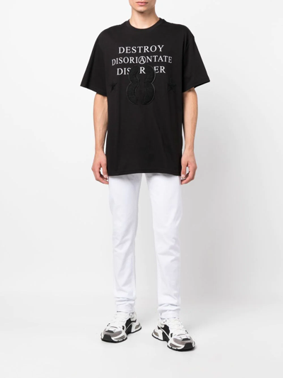 标贴修身牛仔裤