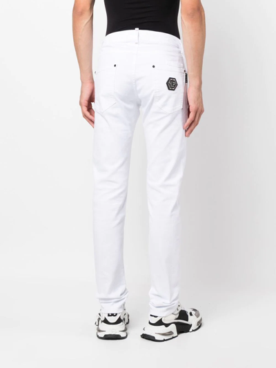 标贴修身牛仔裤