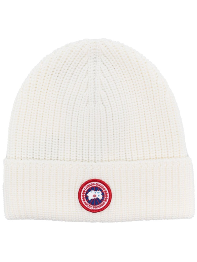 Canada Goose Logo-patch Knitted Beanie In Weiss