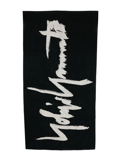 Shop Yohji Yamamoto Logo Print Towel In Schwarz