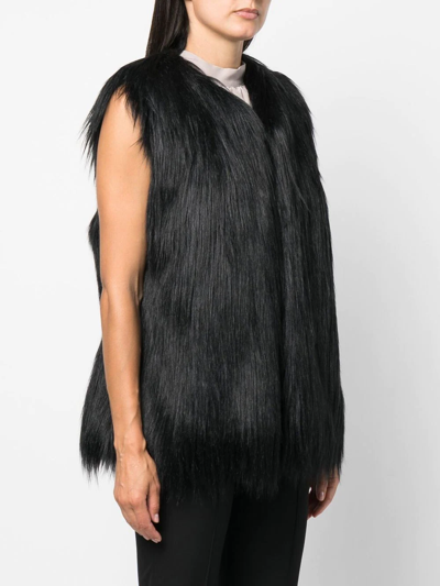 Shop Styland Faux-fur Gilet In Schwarz