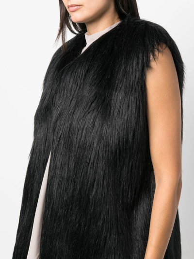 Shop Styland Faux-fur Gilet In Schwarz