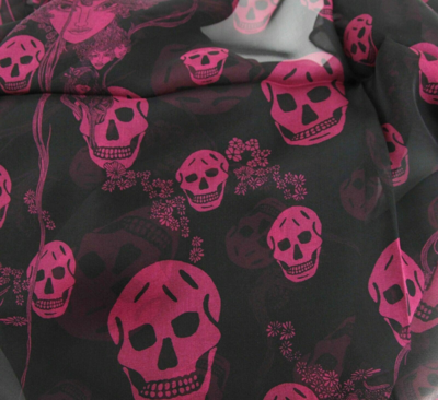 Alexander Mcqueen Women's Black / Light Purple Multiskull Print Silk Scarf 528571 1071 In Black / Light Purple