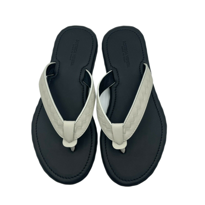 Bottega Veneta Men's White/black Leather Thong Sandal 40/us 7 In Black / White