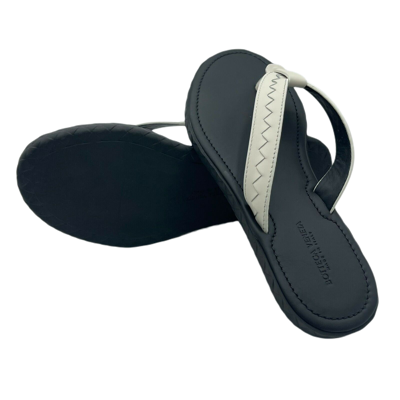 Bottega Veneta Men's White/black Leather Thong Sandal 40/us 7 In Black / White