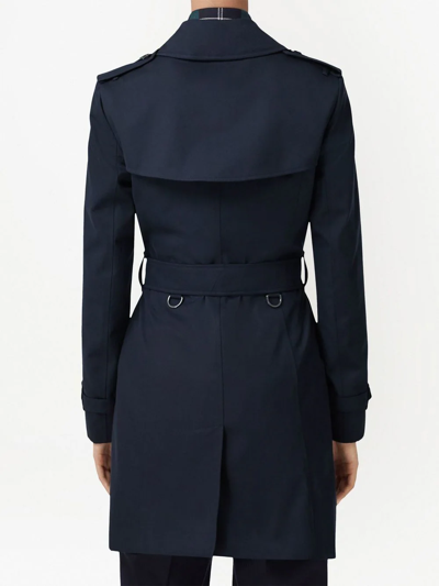Shop Burberry The Short Chelsea Heritage Belted Trench Coat In Blau