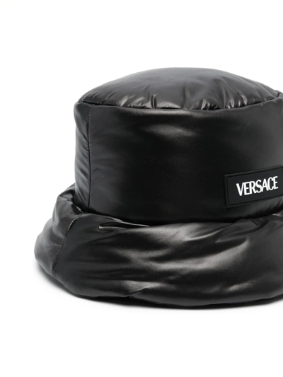 Versace Logo-patch Padded Bucket Hat In Schwarz