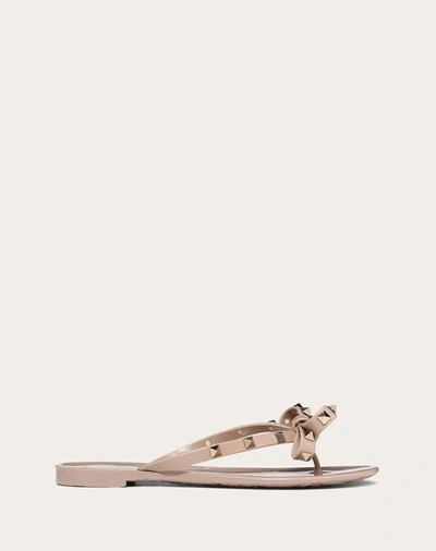 Valentino Garavani Summer Rockstud Thong Sandals In Poudre