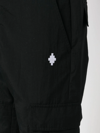 Marcelo Burlon County Of Milan Solid Color Cargo Sweatpants With Contrasting Embroidery In Schwarz