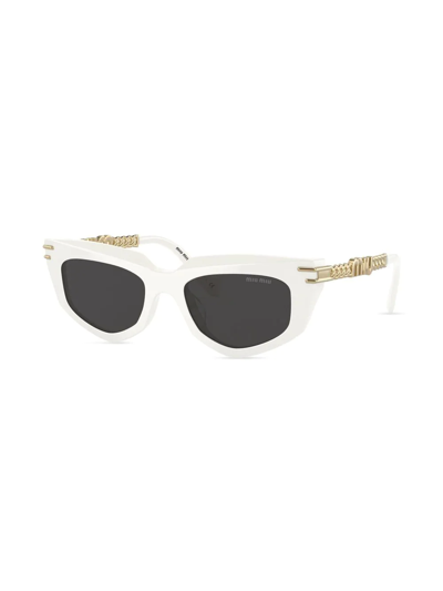 Miu Miu Chain-embellished Cat-eye Sunglasses In Weiss