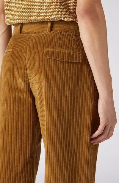 Men's Jasper Pleated French Corduroy Stretch Trousers In Desert Mist