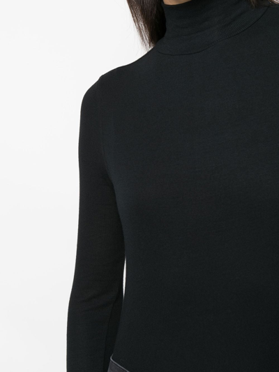 Frame Ribbed Turtleneck Top In 黑色