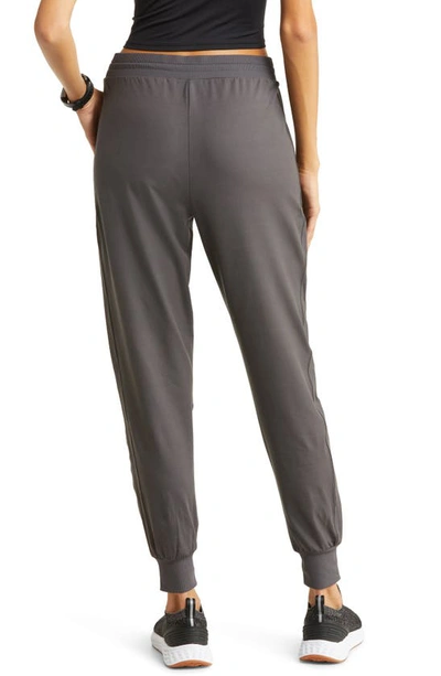 Zella Amazing Fleece Crop Jogger Pants In Grey Forged