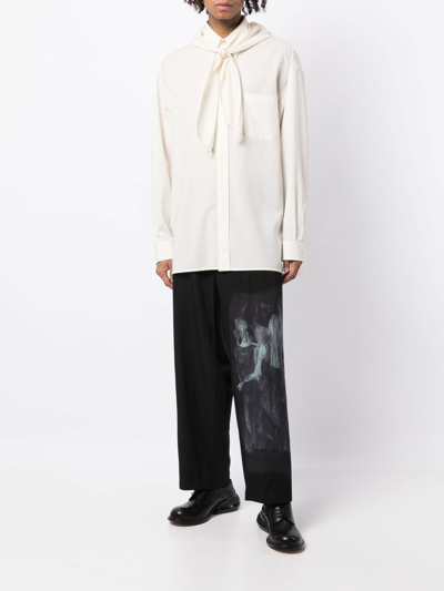 Shop Yohji Yamamoto Illustration-style Print Trousers In Schwarz