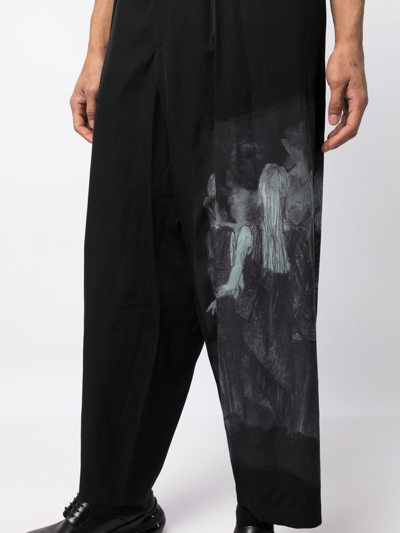 Shop Yohji Yamamoto Illustration-style Print Trousers In Schwarz