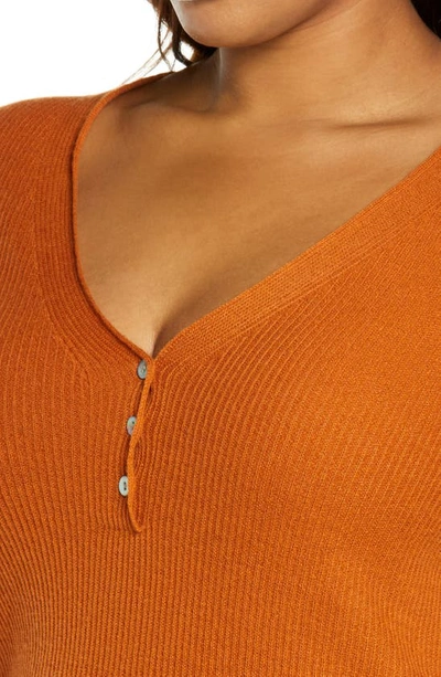 Vince V-neck Ribbed Cashmere Sweater In Dark Ginger