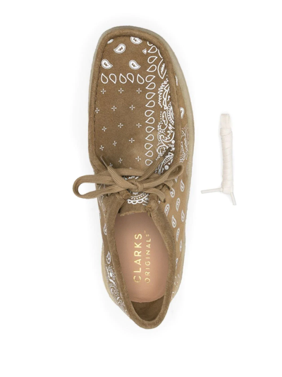 Clarks Originals Bandana-print Suede Derby Shoes In Grün