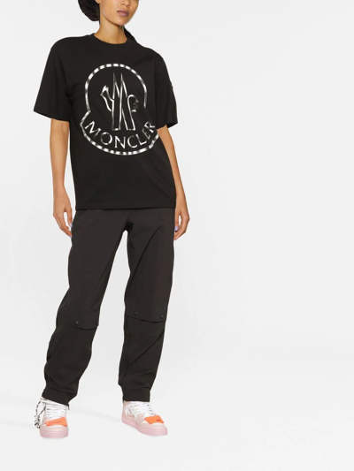 Shop Moncler Logo-print Short-sleeve T-shirt In Schwarz