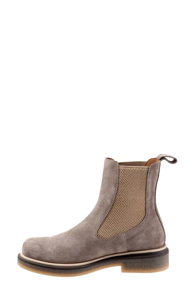 Bueno Wanda Chelsea Boot In Taupe Suede