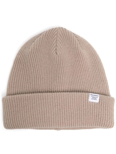Shop Norse Projects Logo-patch Ribbed-knit Beanie In Neutrals