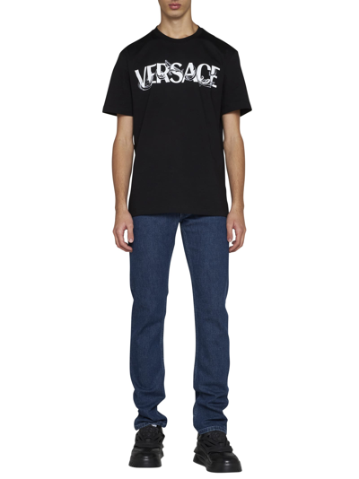 Shop Versace T-shirt In Nero