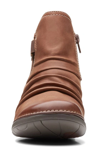 Clarks Un Loop Top Boot In Dark Tan