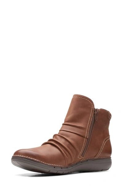 Clarks Un Loop Top Boot In Dark Tan
