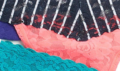 Hanky Panky Low Rise Lace Thongs In Nisc