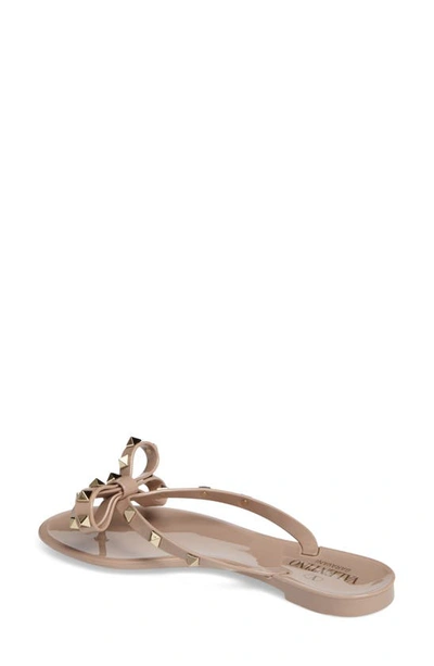 Valentino Garavani Summer Rockstud Thong Sandals In P45 Poudre