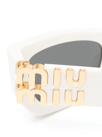 Miu Miu Logo-plaque Rectangular Sunglasses In Weiss