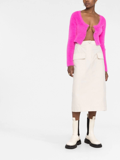Jacquemus Gold Toned Logo Charm Cropped Cardigan In Pink